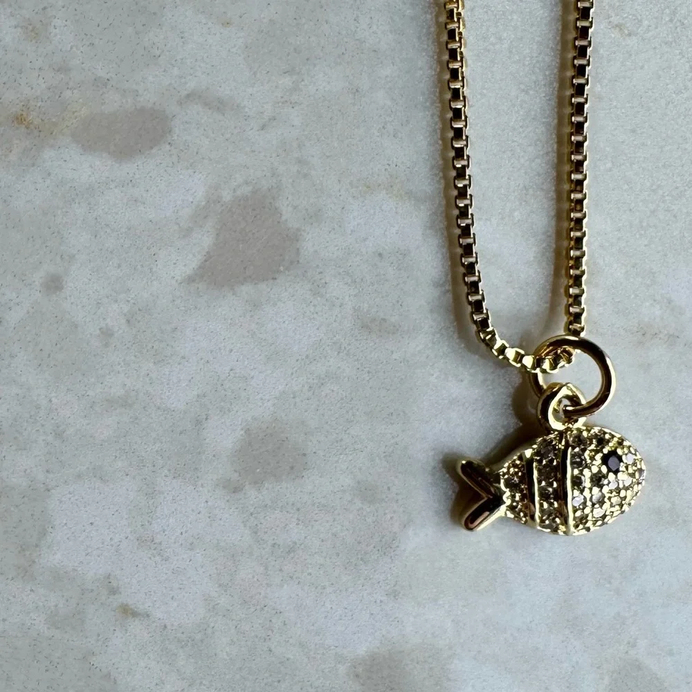 NWOT Nordstrom Sparkling Fish Necklace - Picture 6 of 8